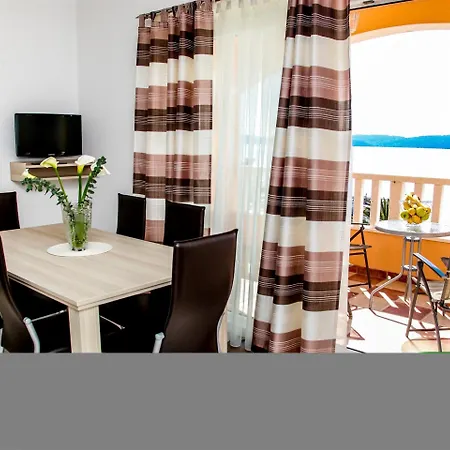 Kaja - Right Next To The Apartman Trogir