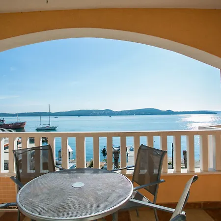 Kaja - Right Next To The Apartman Trogir