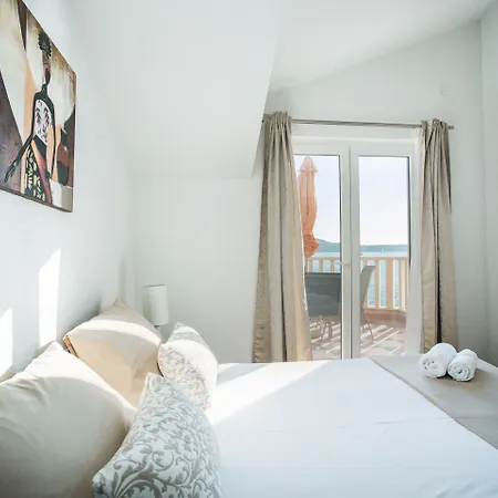Apartment Kaja - Right Next To The Trogir